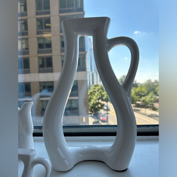 Sage & Sill white acrylic tea set vase/decor - Picture 5 of 8